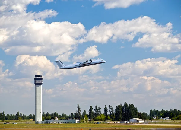 Torre de control de tráfico aéreo de un aeropuerto moderno con despegue de aeronaves —  Fotos de Stock