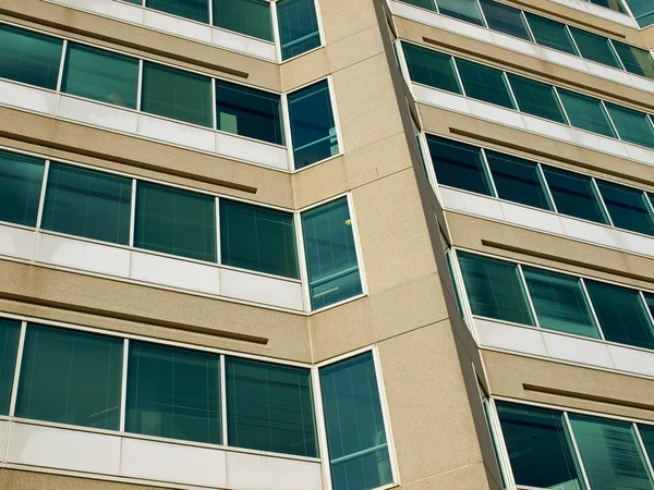 Edifício de escritórios Highrise feito de concreto e vidro — Fotografia de Stock