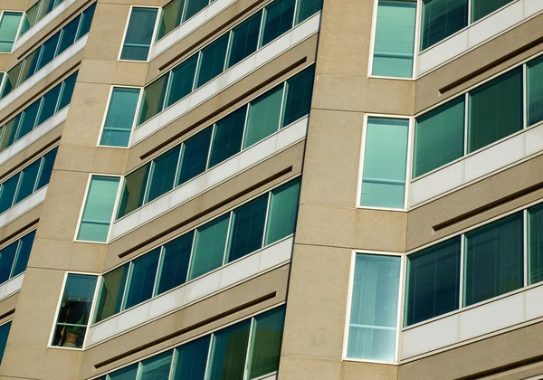 Office highrise budynku wykonane z betonu i szkła — Zdjęcie stockowe