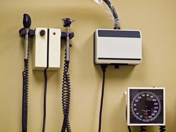 Professionelle medizinische Geräte an der Wand eines Untersuchungsraums — Stockfoto