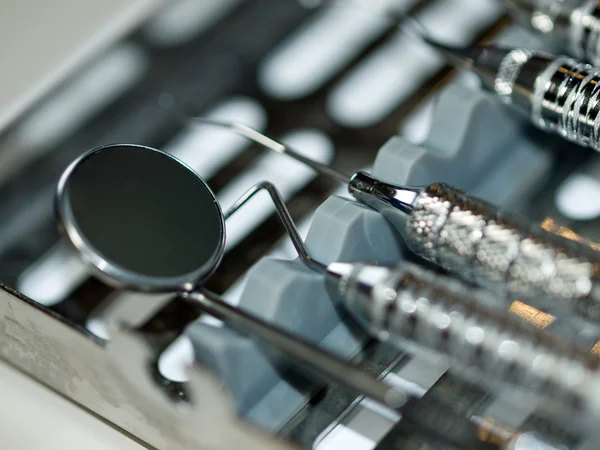 Zestaw metalowych urządzeń medycznych do pielęgnacji stomatologicznej — Zdjęcie stockowe