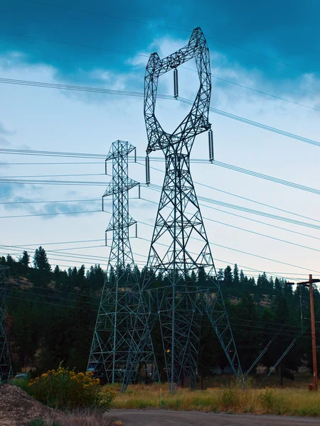 Elektrik direkleri günbatımında ülkenin çelik. — Stok fotoğraf