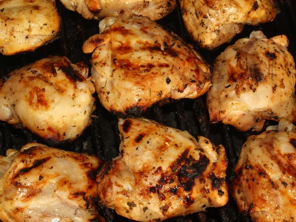 Frisch gegrilltes Hühnchen auf dem Grill — Stockfoto