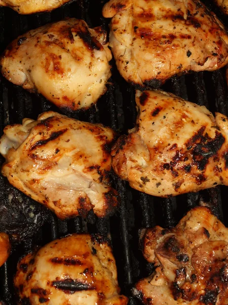Świeżego kurczaka z grilla, gotowanie na grilla — Zdjęcie stockowe