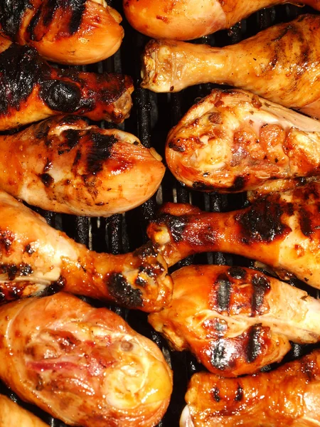 在烧烤架上烹饪的新鲜烤的鸡 — 图库照片