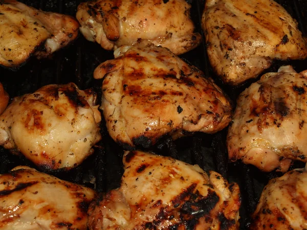 Verse gegrilde kip koken op de barbecue — Stockfoto