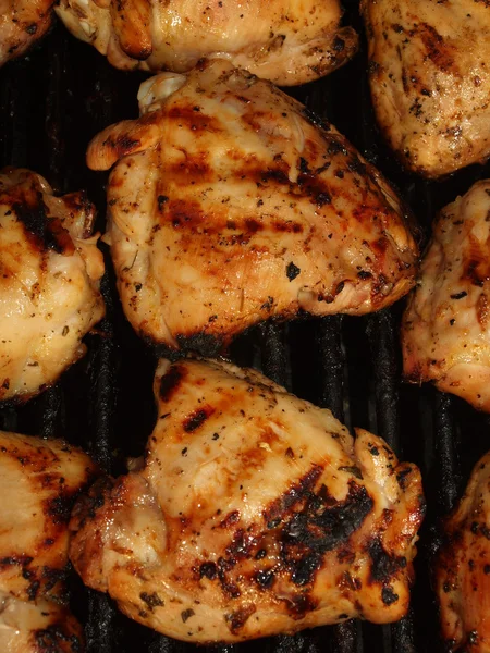 Verse gegrilde kip koken op de barbecue — Stockfoto