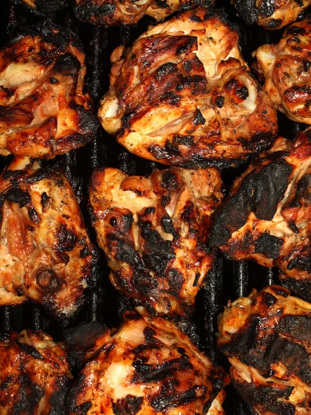 Φρέσκο ψητό κοτόπουλο, μαγείρεμα στη σχάρα — Φωτογραφία Αρχείου