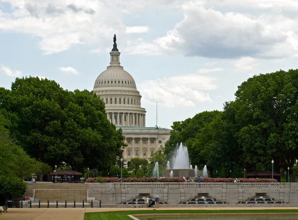 Vereinigte Staaten Kapitol Gebäude und Brunnen in Washington DC — Stockfoto
