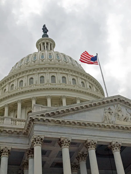 Amerikai Egyesült Államok Capitol Building in Washington DC with American Flag — Stock Fotó
