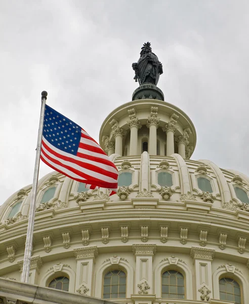 アメリカ国旗を掲げたワシントンDCのアメリカ・キャピトル・ビルディング — ストック写真