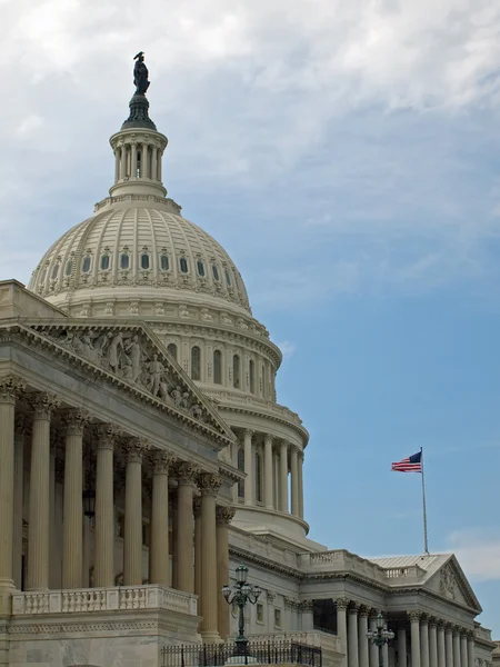 Сполучені Штати будівлі Капітолію у Вашингтоні з американським прапором — стокове фото