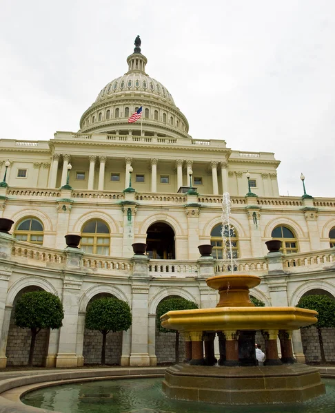 Сполучені Штати будівлі Капітолію і фонтан у Вашингтоні, округ Колумбія — стокове фото