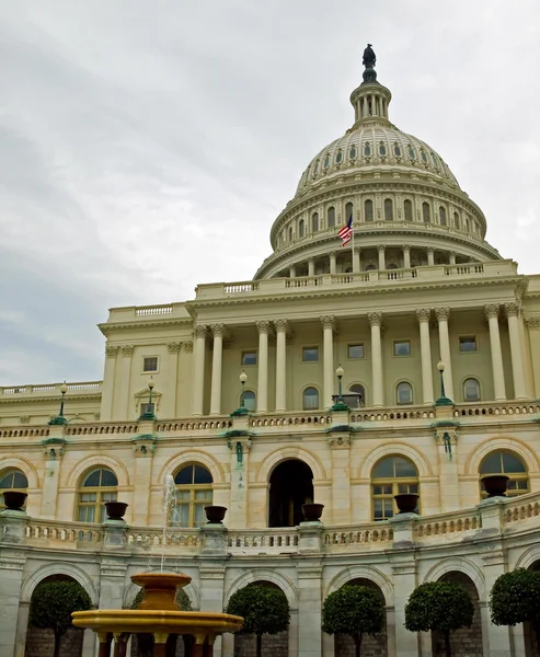 Budovy kapitol Spojených států a fontána ve Washingtonu dc — Stock fotografie