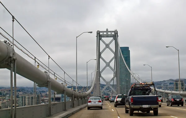San francisco bay bridge zblízka při jízdě — Stock fotografie