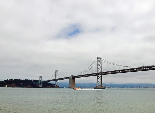 Міст через затоку San Francisco на Похмурий день — стокове фото
