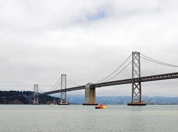Ponte da Baía de São Francisco em um dia nublado — Fotografia de Stock