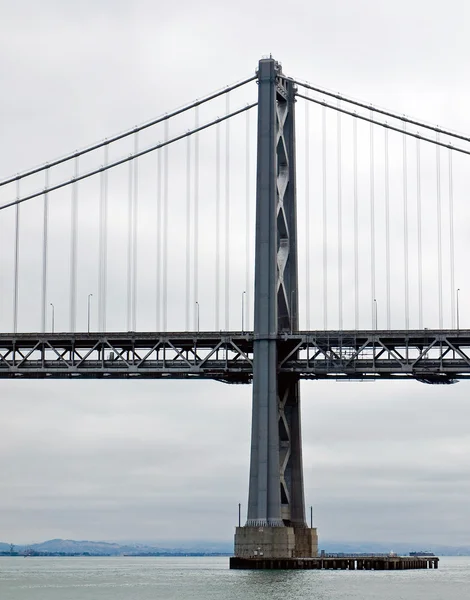 Bulutlu bir günde san francisco defne köprü — Stok fotoğraf