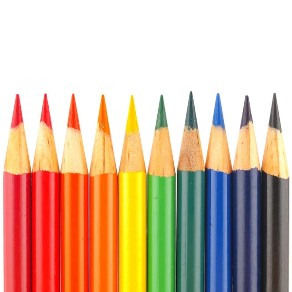 Gökkuşağı renkli kalemler üzerinde beyaz izole — Stok fotoğraf