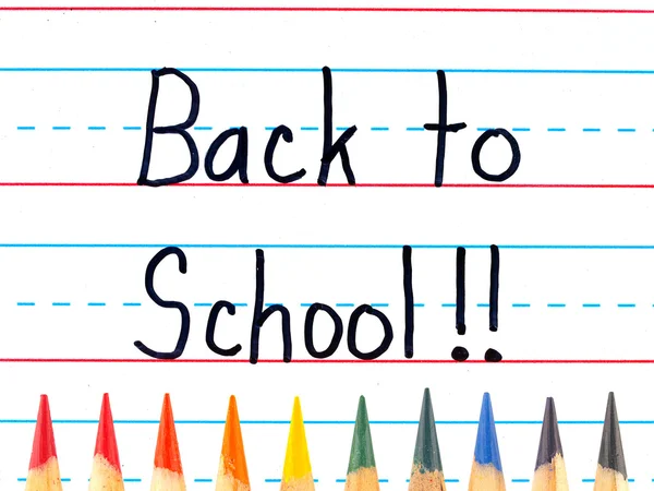 Volver a la escuela Escrito en un tablero de borrado en seco forrado con lápices de colores — Foto de Stock