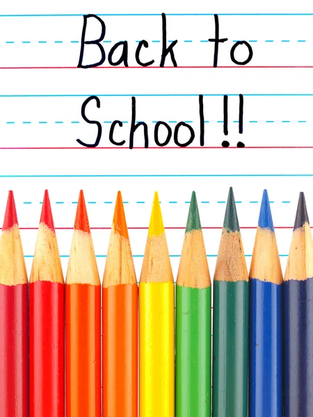 Terug naar school geschreven op een gelinieerd droge wissen bord met kleurpotloden — Stockfoto