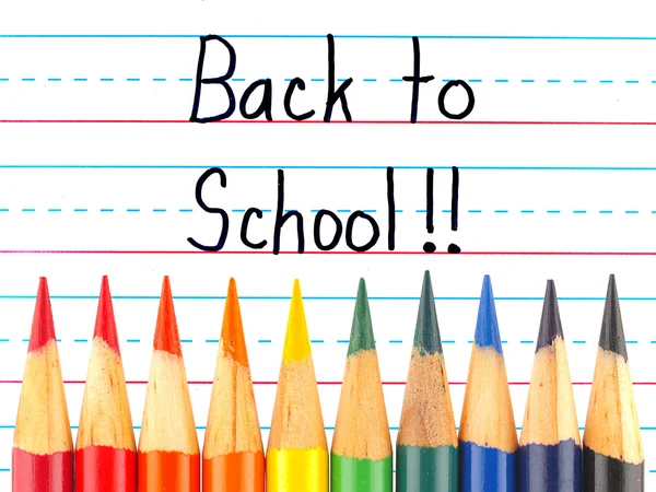 Volver a la escuela Escrito en un tablero de borrado en seco forrado con lápices de colores — Foto de Stock