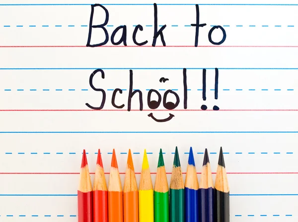 Çizgili kuru silme tahtada yazılı renkli kalemler ile okula dönüş — Stok fotoğraf
