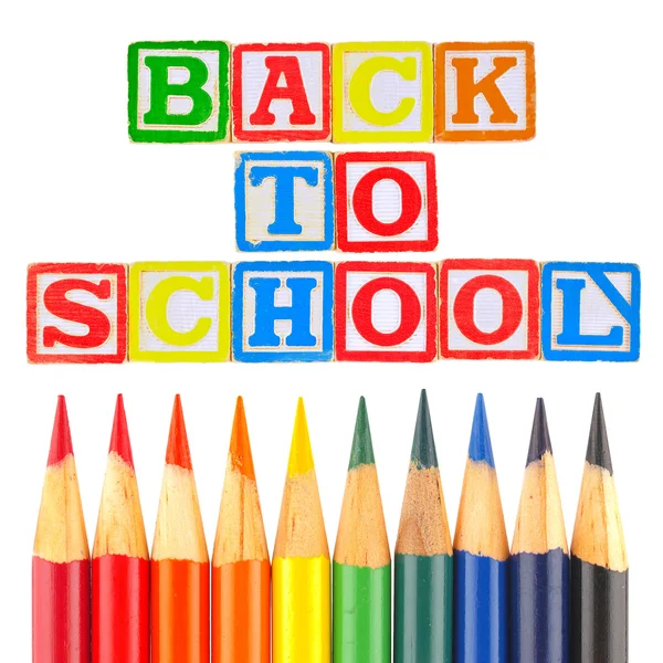 Ritorno a scuola Scritto in alfabeto Blocchi con matite colorate — Foto Stock