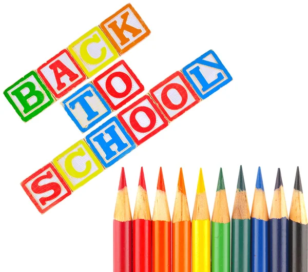 Terug naar school geschreven in alfabet blokken met kleurpotloden — Stockfoto