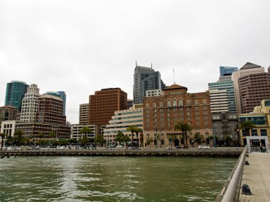 san francisco bir iskeleden bulutlu bir günde görüldüğü gibi