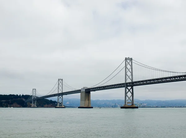 Мост через залив Сан-Франциско в облачный день — стоковое фото