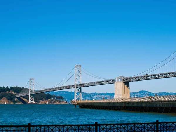 एक उज्ज्वल ब्लू स्काई के साथ एक साफ दिन पर सैन फ्रांसिस्को बे ब्रिज — स्टॉक फ़ोटो, इमेज