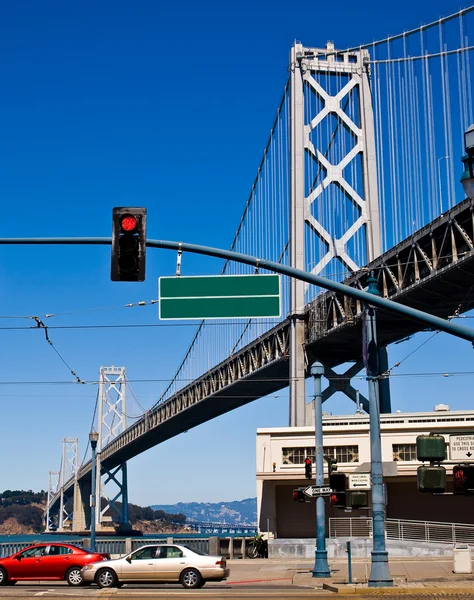 San francisco bay bridge za jasného dne s jasně modré obloze — Stock fotografie