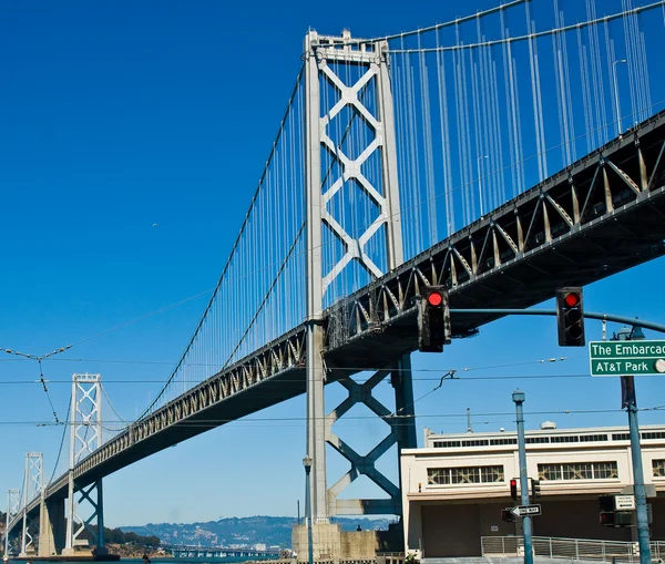 San francisco bay bridge za jasného dne s jasně modré obloze — Stock fotografie