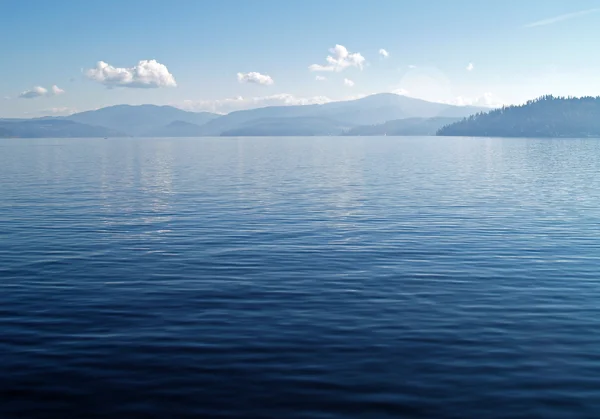 En Mountain Lake Under en djup blå himlen Coeur d'Alene Idaho Usa — Stockfoto