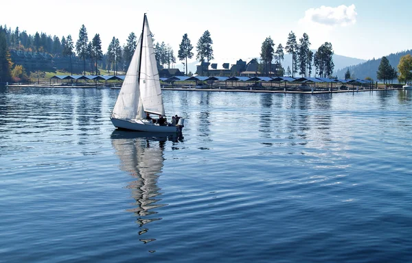 Zeilboot zeilen op een blauwe bergmeer — Stockfoto