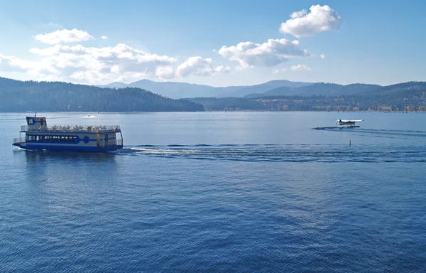 クルーズ船と水平面 - コーダレーン井田山湖 — ストック写真