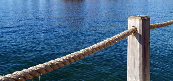 A Mountain Lake Under a Deep Blue Sky from a Roped Path Coeur d'Alene — Stock Photo, Image