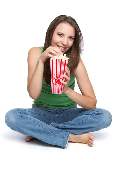 Tjej äter popcorn — Stockfoto