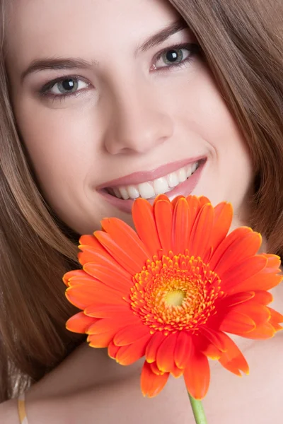 Mujer de la flor sonriente — Foto de Stock