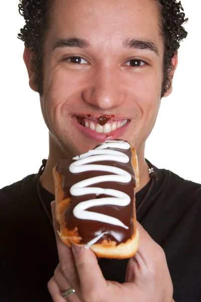 Mannen äter donut — Stockfoto