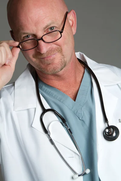 Doutor vestindo óculos — Fotografia de Stock