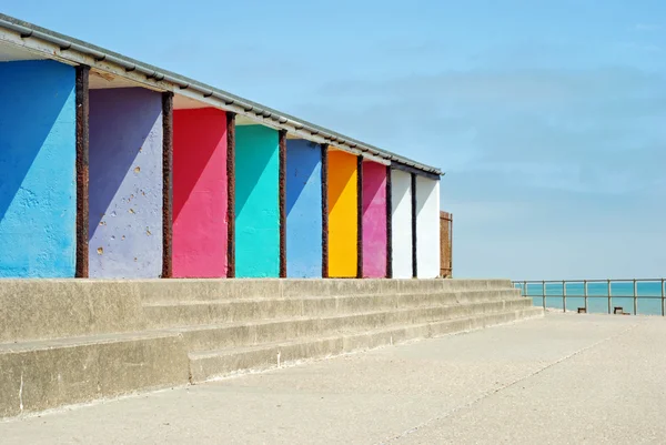 Kleurrijke strand hutten met stenen trappen — Stockfoto