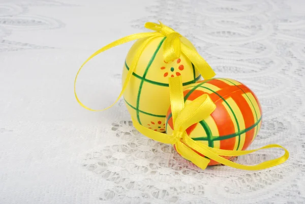 Due uova di Pasqua gialle — Foto Stock