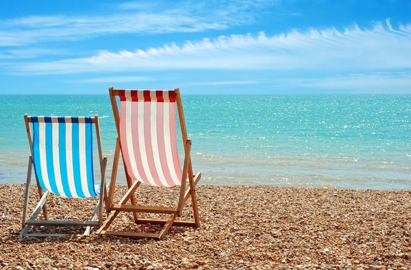 Krzesła plażowe nad oceanem — Zdjęcie stockowe