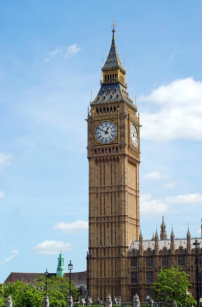 Большая башня с часами в Лондоне — стоковое фото