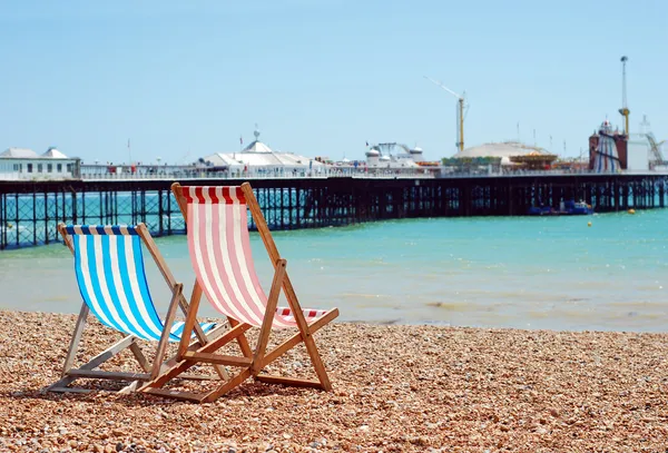 Ligstoelen op het strand brighton Engeland — Stockfoto