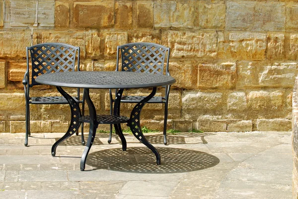 Outdoor patio set with rock wall — Stock Photo, Image