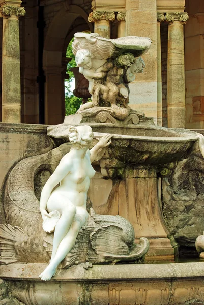 Fontana e statua hever castello giardino — Foto Stock