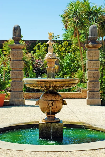Water fountain arundel castle garden — Stock Photo, Image